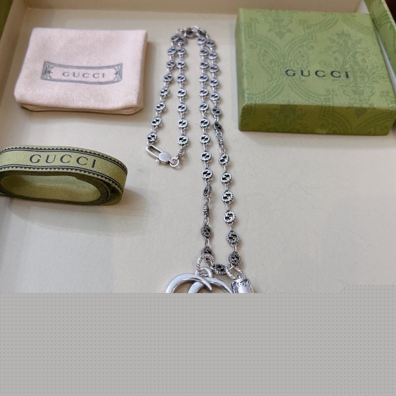 G*u*i necklaces
